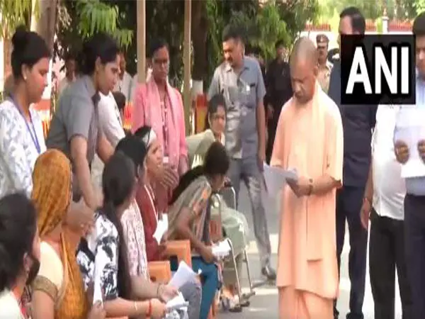 CM Yogi ने गोरखनाथ मंदिर में जनता दर्शन किया CM Yogi ने गोरखनाथ मंदिर में जनता दर्शन किया