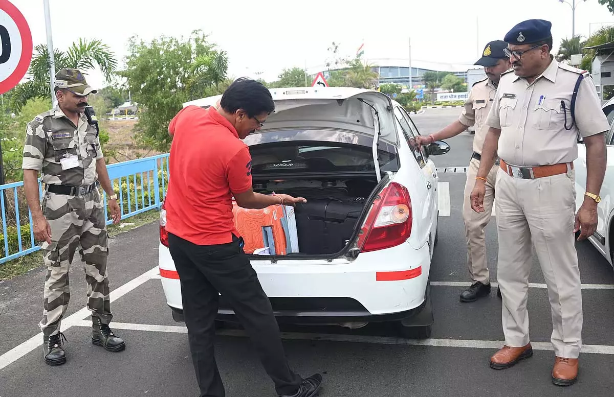 मध्य प्रदेश: भारत-पाक तनाव के बीच सुरक्षा व्यवस्था चौकस, GRP और RPF ने की सघन जांच मध्य प्रदेश: भारत-पाक तनाव के बीच सुरक्षा व्यवस्था चौकस, GRP और RPF ने की सघन जांच