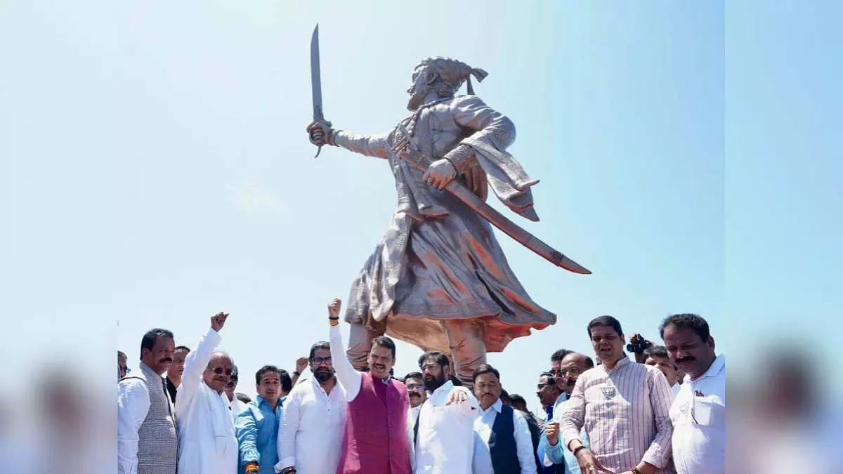 मालवण राजकोट किले में 91 फीट ऊंची छत्रपति शिवाजी की प्रतिमा का अनावरण CM ने किया मालवण राजकोट किले में 91 फीट ऊंची छत्रपति शिवाजी की प्रतिमा का अनावरण CM ने किया
