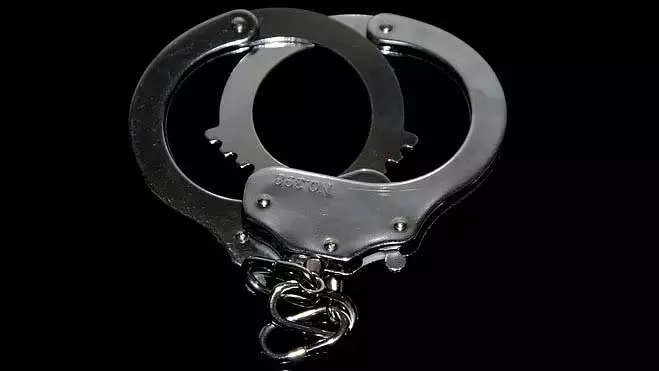 Mumbai : 36 लाख के सोने की चोरी के आरोप में झवेरी बाजार ज्वेलरी स्टोर का कर्मचारी गिरफ्तार Mumbai : 36 लाख के सोने की चोरी के आरोप में झवेरी बाजार ज्वेलरी स्टोर का कर्मचारी गिरफ्तार