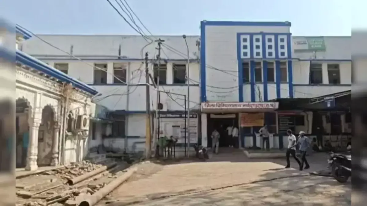 Narmadapuram में युवक के शव को कुत्तों ने नोचा, अस्पताल में परिजनों का हंगामा Narmadapuram में युवक के शव को कुत्तों ने नोचा, अस्पताल में परिजनों का हंगामा
