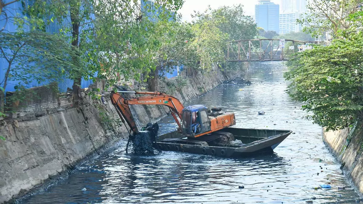 Mumbai : मानसून के करीब आते ही बीएमसी ने गाद निकालने का काम पूरा करने की तैयारी शुरू कर दी Mumbai : मानसून के करीब आते ही बीएमसी ने गाद निकालने का काम पूरा करने की तैयारी शुरू कर दी