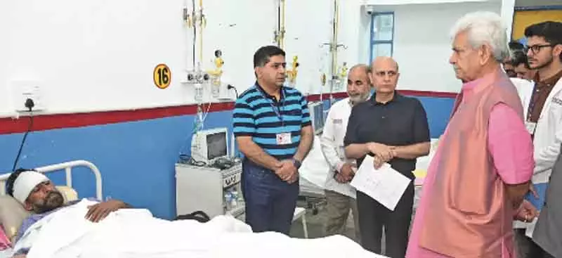 गोलाबारी में घायल नागरिकों से मिलने GMC जम्मू पहुंचे एलजी गोलाबारी में घायल नागरिकों से मिलने GMC जम्मू पहुंचे एलजी