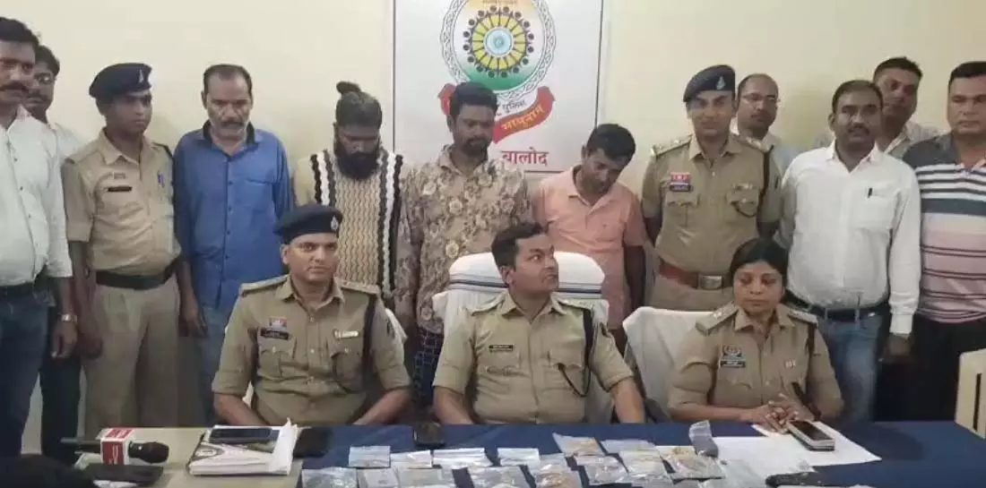 19 जगहों में चोरी करने वाले 4 शातिर गिरफ्तार, 30 लाख के जेवरात जब्त 19 जगहों में चोरी करने वाले 4 शातिर गिरफ्तार, 30 लाख के जेवरात जब्त