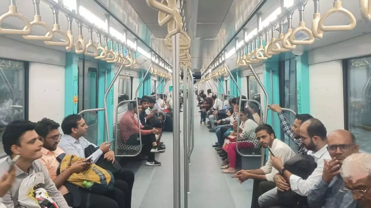 मुंबई मेट्रो लाइन 3 पर BKC-Worli चरण खुलने के बाद रविवार को यात्रियों की संख्या बढ़कर 32,725 हो गई मुंबई मेट्रो लाइन 3 पर BKC-Worli चरण खुलने के बाद रविवार को यात्रियों की संख्या बढ़कर 32,725 हो गई