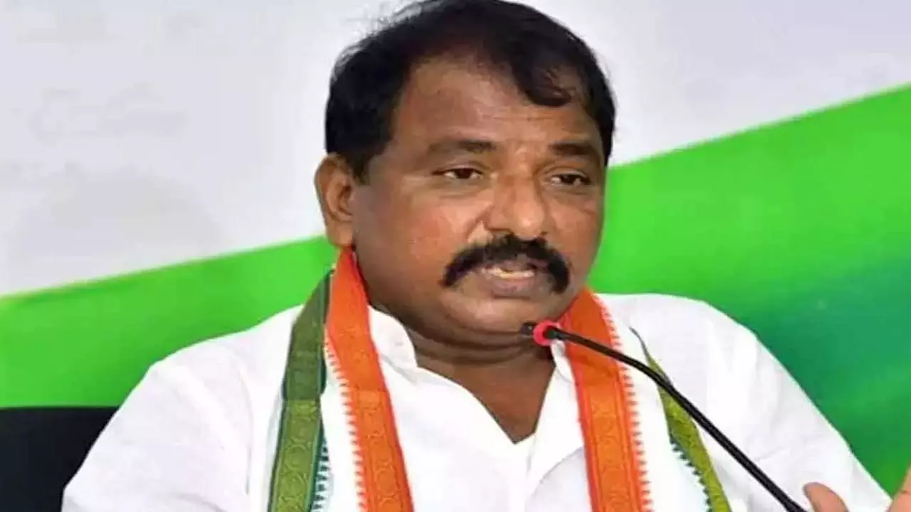 YSRCP ने विदादला रजनी पर हमले की निंदा की YSRCP ने विदादला रजनी पर हमले की निंदा की