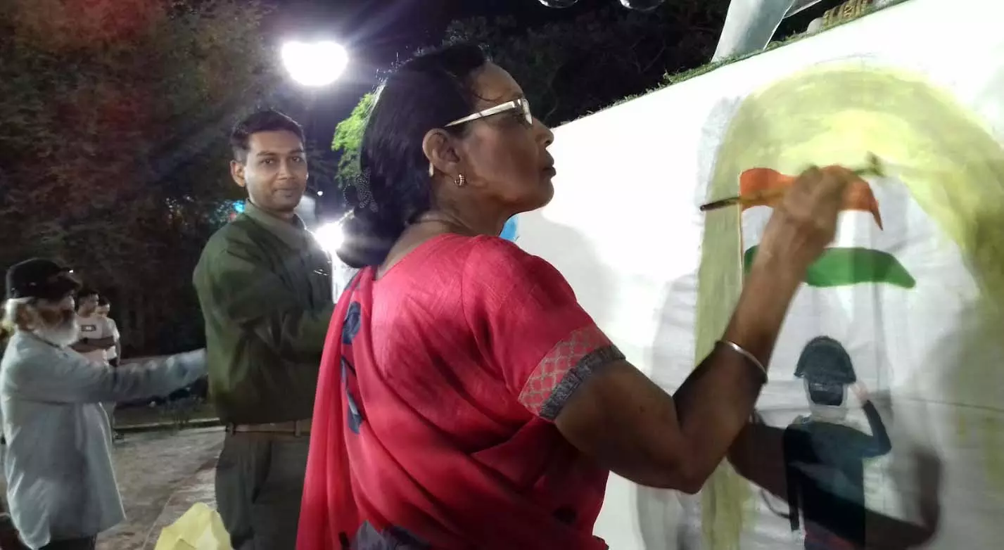 भारतीय सेना की शौर्यगाथा दिखाने 100 फीट लंबी पेन्टिंग बनाई गई भारतीय सेना की शौर्यगाथा दिखाने 100 फीट लंबी पेन्टिंग बनाई गई