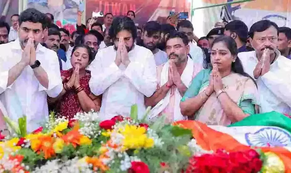 Andhra : कल्लिथांडा में शहीद सैनिक को अश्रुपूर्ण विदाई Andhra : कल्लिथांडा में शहीद सैनिक को अश्रुपूर्ण विदाई