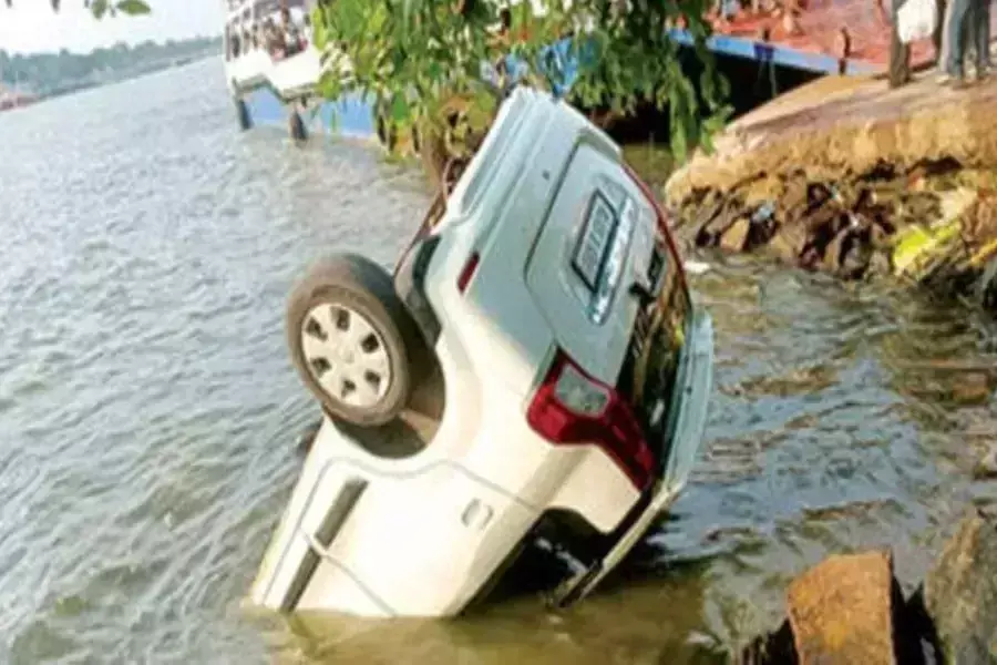 Kerala : चालियाम में जनकर फेरी पर चढ़ते समय कार नदी में गिरी Kerala : चालियाम में जनकर फेरी पर चढ़ते समय कार नदी में गिरी