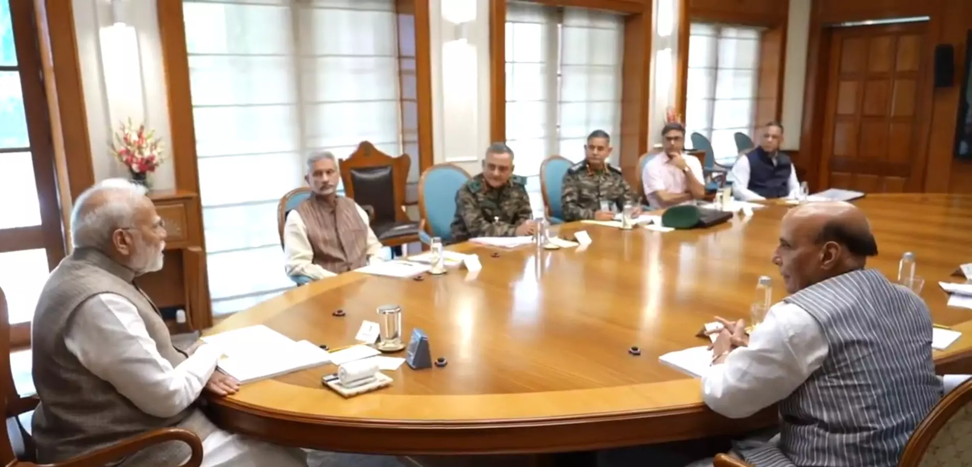 भारत-पाकिस्तान DGMO की बातचीत जारी, ऑपरेशन सिंदूर से PAK तबाही की गहरी खाई में धंसता चला गया भारत-पाकिस्तान DGMO की बातचीत जारी, ऑपरेशन सिंदूर से PAK तबाही की गहरी खाई में धंसता चला गया