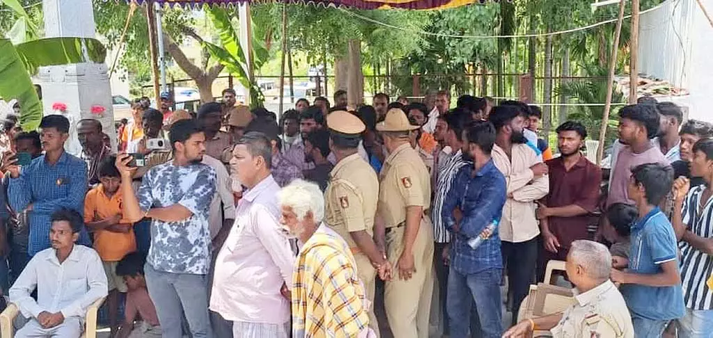 Tumkur : मंदिर में प्रवेश करने वाले दलित युवक को निष्कासित किया गया Tumkur : मंदिर में प्रवेश करने वाले दलित युवक को निष्कासित किया गया
