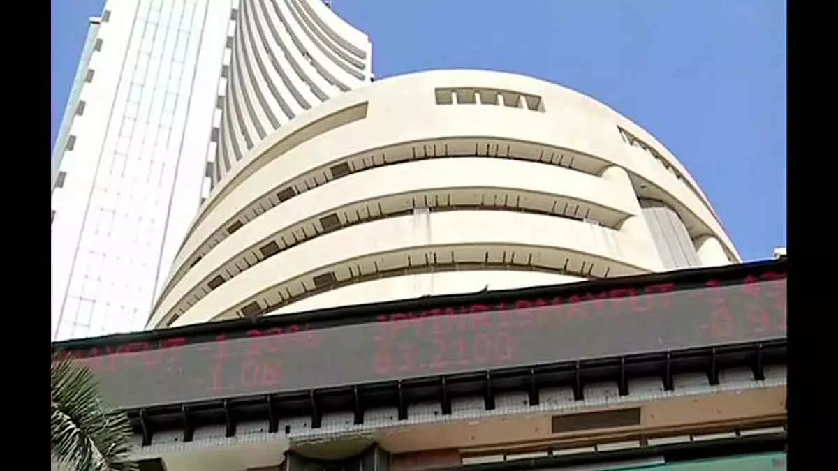 शीर्ष 10 में से 8 कंपनियों का बाजार मूल्यांकन 1.60 लाख करोड़ रुपये से अधिक घटा शीर्ष 10 में से 8 कंपनियों का बाजार मूल्यांकन 1.60 लाख करोड़ रुपये से अधिक घटा