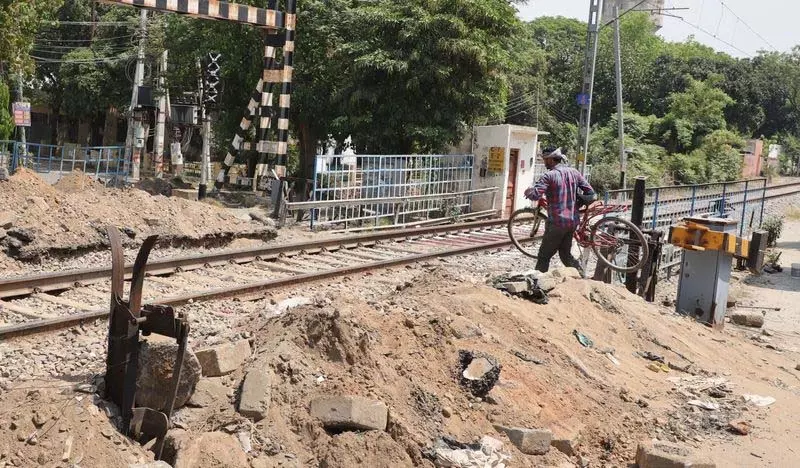 Jalandhar: रेलवे क्रॉसिंग सी-7 को स्थायी रूप से बंद करने पर अर्बन एस्टेट निवासियों ने विरोध की धमकी दी Jalandhar: रेलवे क्रॉसिंग सी-7 को स्थायी रूप से बंद करने पर अर्बन एस्टेट निवासियों ने विरोध की धमकी दी
