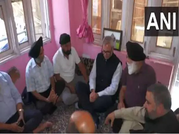 CM Abdullah और एलजी मनोज सिन्हा ने पुंछ में पीड़ितों के परिवारों से मुलाकात की CM Abdullah और एलजी मनोज सिन्हा ने पुंछ में पीड़ितों के परिवारों से मुलाकात की