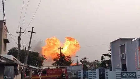 एक के बाद एक फटे 7 से ज्यादा सिलेंडर, भरभरा कर गिरा घर, देखें मंजर एक के बाद एक फटे 7 से ज्यादा सिलेंडर, भरभरा कर गिरा घर, देखें मंजर