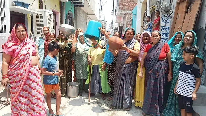 Haryana : भिवानी की महिलाओं ने मटके फोड़े, जल संकट के समाधान की मांग की Haryana : भिवानी की महिलाओं ने मटके फोड़े, जल संकट के समाधान की मांग की