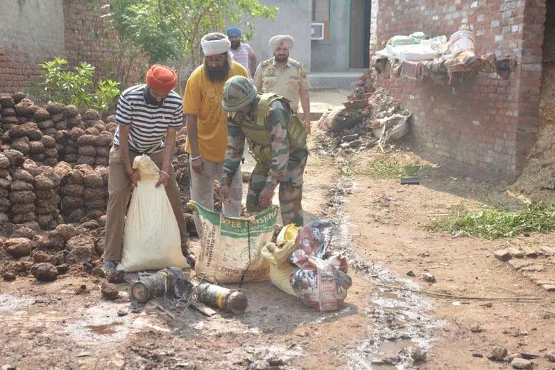 Punjab: ड्रोन दिखने और विस्फोटकों की आवाजें सुनकर लोग चिंतित Punjab: ड्रोन दिखने और विस्फोटकों की आवाजें सुनकर लोग चिंतित