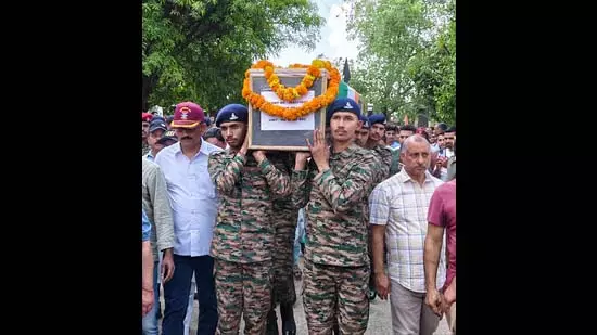 Kangra: शहीद JCO को दी गई सम्मानजनक विदाई Kangra: शहीद JCO को दी गई सम्मानजनक विदाई