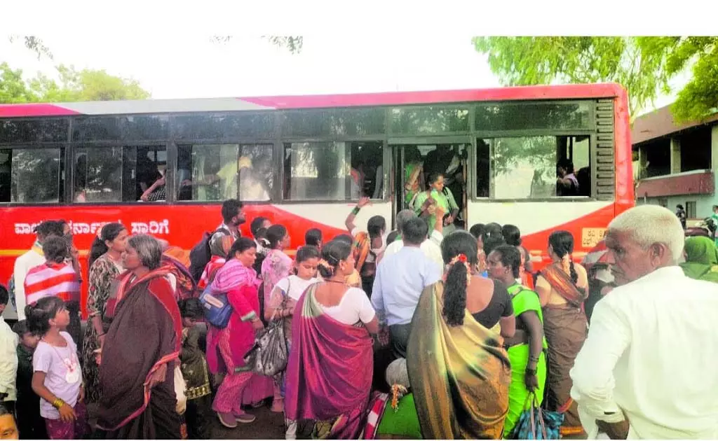 शादी का मौसम: यात्रियों का जुलूस शादी का मौसम: यात्रियों का जुलूस