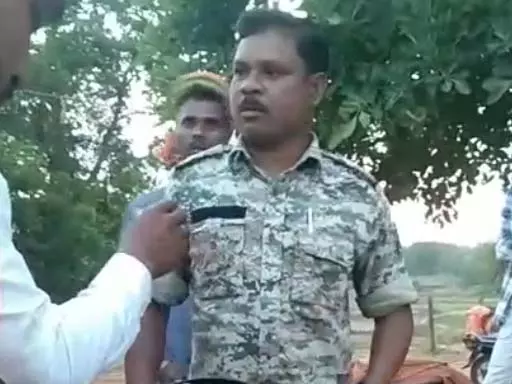 ग्रामीण को पीटने वाला पुलिस अधिकारी लाइन अटैच, वीडियो वायरल ग्रामीण को पीटने वाला पुलिस अधिकारी लाइन अटैच, वीडियो वायरल