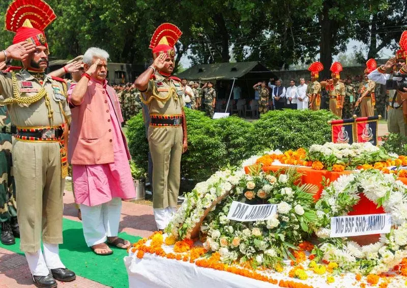 एलजी सिन्हा, Dy CM ने आरएस पुरा सेक्टर में शहीद हुए BSF अधिकारी को श्रद्धांजलि दी एलजी सिन्हा, Dy CM ने आरएस पुरा सेक्टर में शहीद हुए BSF अधिकारी को श्रद्धांजलि दी