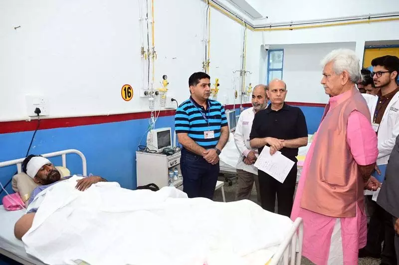 LG Sinha ने घायल नागरिकों से मुलाकात की, पूर्ण सहायता का वादा किया LG Sinha ने घायल नागरिकों से मुलाकात की, पूर्ण सहायता का वादा किया