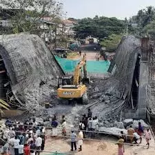 Kasaragod में एनएच 66 पर पहाड़ी ढहने से 18 वर्षीय मजदूर की मौत, दो घायल Kasaragod में एनएच 66 पर पहाड़ी ढहने से 18 वर्षीय मजदूर की मौत, दो घायल