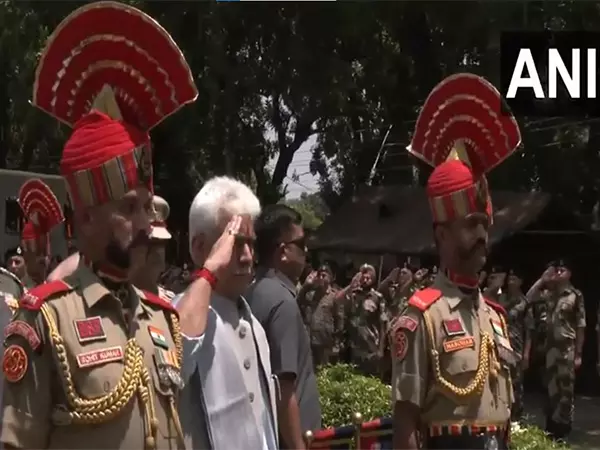 उपराज्यपाल मनोज सिन्हा ने पुष्पांजलि अर्पित करते हुए BSF कांस्टेबल दीपक चिंगाखम को श्रद्धांजलि दी उपराज्यपाल मनोज सिन्हा ने पुष्पांजलि अर्पित करते हुए BSF कांस्टेबल दीपक चिंगाखम को श्रद्धांजलि दी