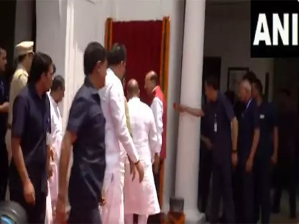 Delhi उपराज्यपाल ने विधानसभा में 500 केवी सौर ऊर्जा संयंत्र की आधारशिला रखने के लिए पट्टिका का अनावरण किया Delhi उपराज्यपाल ने विधानसभा में 500 केवी सौर ऊर्जा संयंत्र की आधारशिला रखने के लिए पट्टिका का अनावरण किया