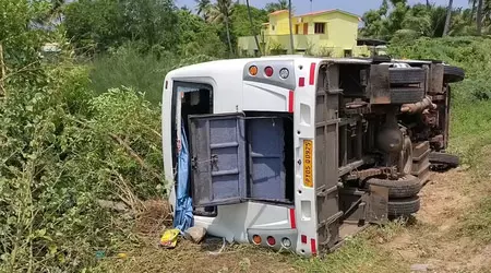 पर्यटकों से भरी वैन खाई में गिरी, कई की हालत गंभीर पर्यटकों से भरी वैन खाई में गिरी, कई की हालत गंभीर