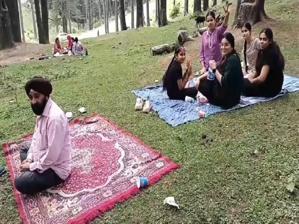सीमा पर तनाव के कारण कश्मीर में पर्यटन कम हुआ, लेकिन जम्मू के पटनीटॉप में पर्यटकों की भीड़ उमड़ी सीमा पर तनाव के कारण कश्मीर में पर्यटन कम हुआ, लेकिन जम्मू के पटनीटॉप में पर्यटकों की भीड़ उमड़ी