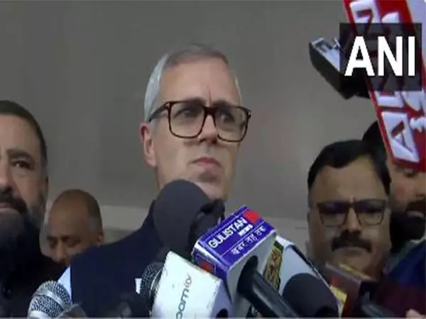 Poonch दौरे के बाद उमर अब्दुल्ला ने कहा- भारी नुकसान से बचने के लिए लोगों की सलाह पर काम करेंगे Poonch दौरे के बाद उमर अब्दुल्ला ने कहा- भारी नुकसान से बचने के लिए लोगों की सलाह पर काम करेंगे