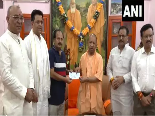 सीएम योगी ने Gorakhpur अग्निकांड पीड़ित को 2 लाख रुपए की सहायता राशि दी सीएम योगी ने Gorakhpur अग्निकांड पीड़ित को 2 लाख रुपए की सहायता राशि दी