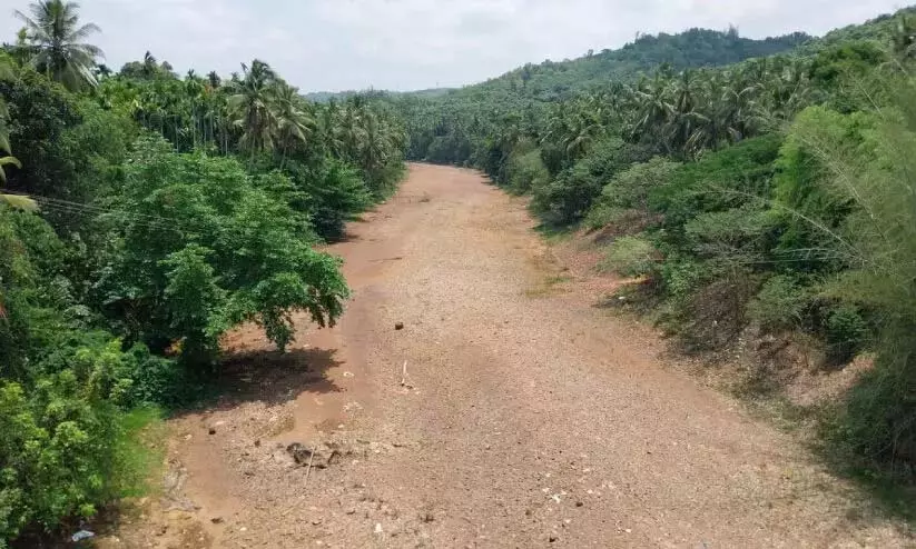 नदियाँ सूख गयी हैं; किसान चिंतित नदियाँ सूख गयी हैं; किसान चिंतित