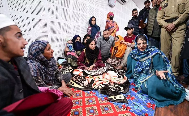 J&K: गोलाबारी प्रभावित सीमावर्ती कस्बों में राहत कार्य शुरू J&K: गोलाबारी प्रभावित सीमावर्ती कस्बों में राहत कार्य शुरू
