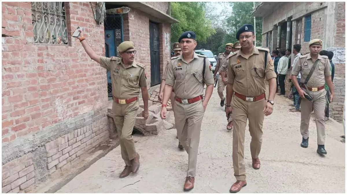 एक ही परिवार के चार की मौत, पति का शव फंदे पर लटका मिला तो पत्नी और बेटियों के शव चारपाई पर पड़े मिले एक ही परिवार के चार की मौत, पति का शव फंदे पर लटका मिला तो पत्नी और बेटियों के शव चारपाई पर पड़े मिले