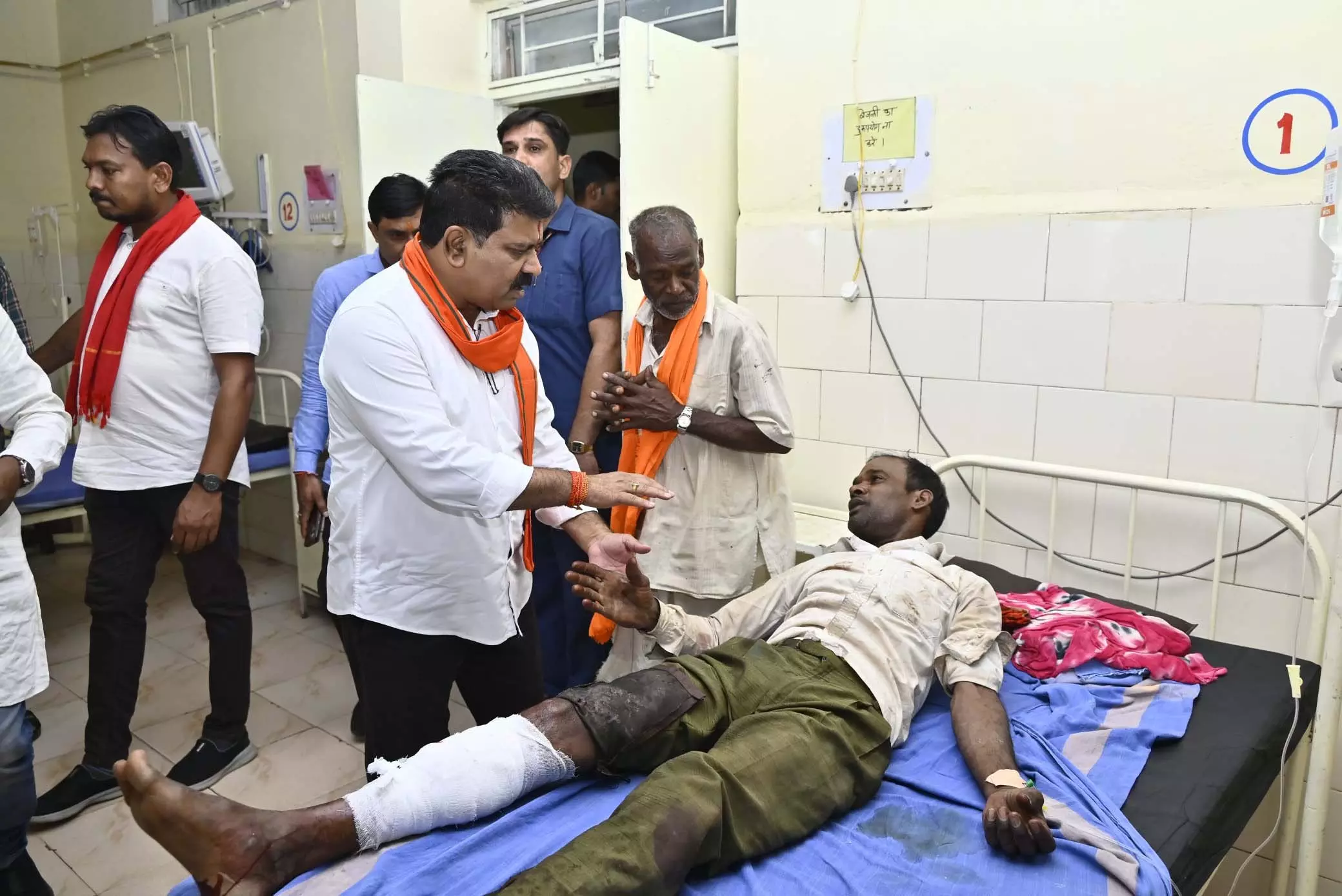 गृहमंत्री विजय शर्मा ने भालू हमले में घायल ग्रामीणों का हाल जाना गृहमंत्री विजय शर्मा ने भालू हमले में घायल ग्रामीणों का हाल जाना