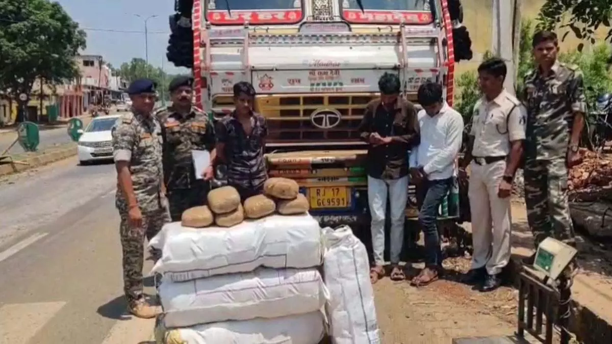 ट्रक से 1 क्विंटल गांजा जब्त, बाजार में कीमत 20 लाख ट्रक से 1 क्विंटल गांजा जब्त, बाजार में कीमत 20 लाख