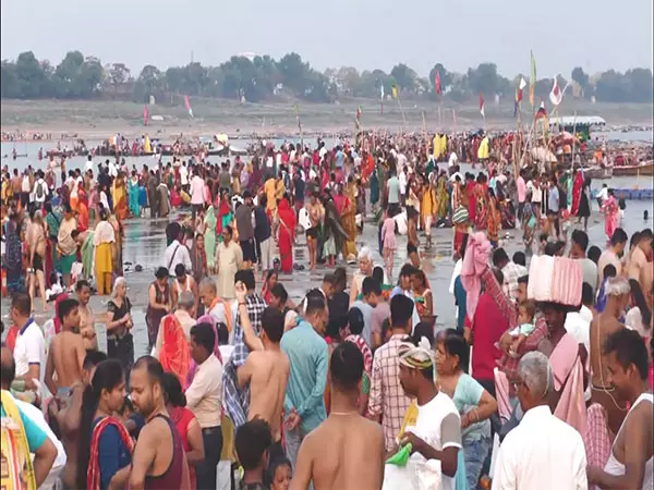 वैशाख पूर्णिमा पर श्रद्धालुओं ने Sangam में लगाई डुबकी वैशाख पूर्णिमा पर श्रद्धालुओं ने Sangam में लगाई डुबकी