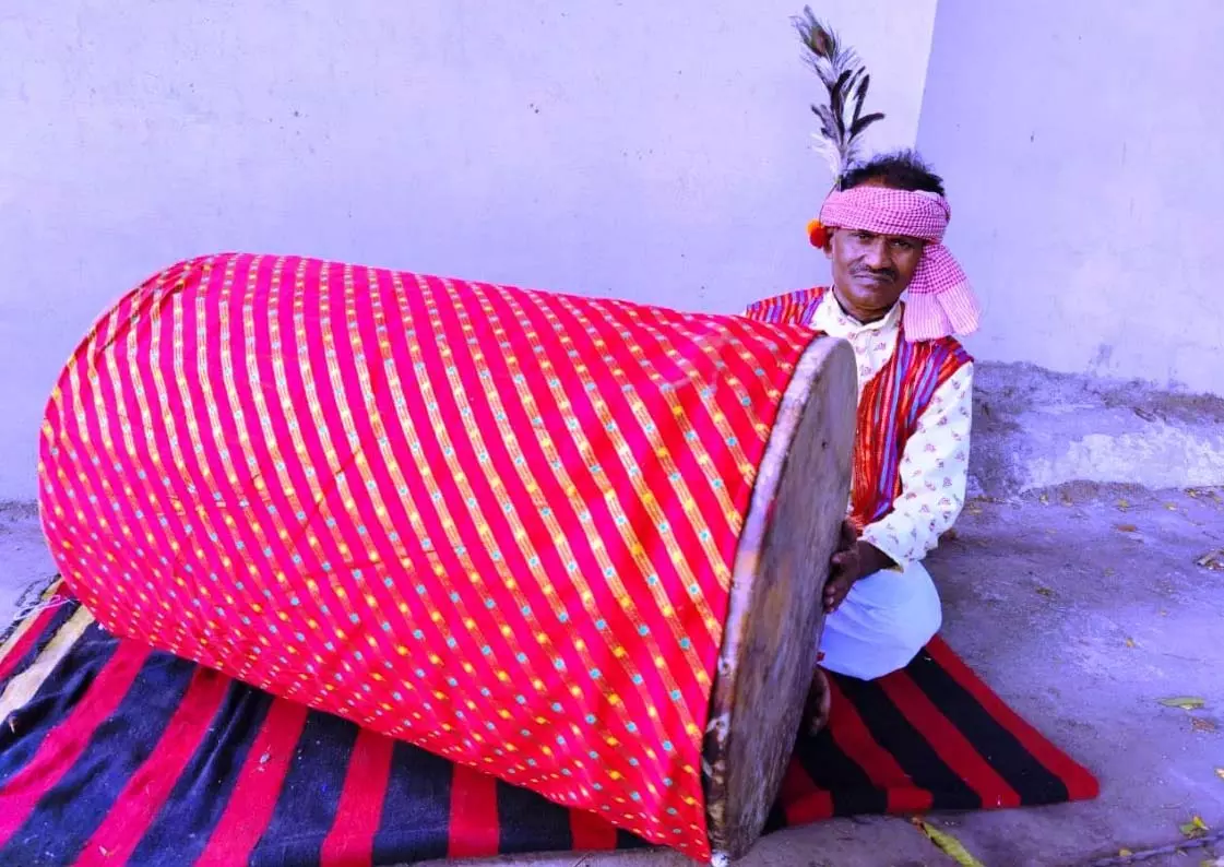 देश का सबसे बड़ा ढोल बनाया, बस्तर के रिखी का कमाल देश का सबसे बड़ा ढोल बनाया, बस्तर के रिखी का कमाल
