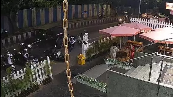 Kothrud में एसयूवी ने छह दोपहिया वाहनों को टक्कर मारी, चालक गिरफ्तार Kothrud में एसयूवी ने छह दोपहिया वाहनों को टक्कर मारी, चालक गिरफ्तार