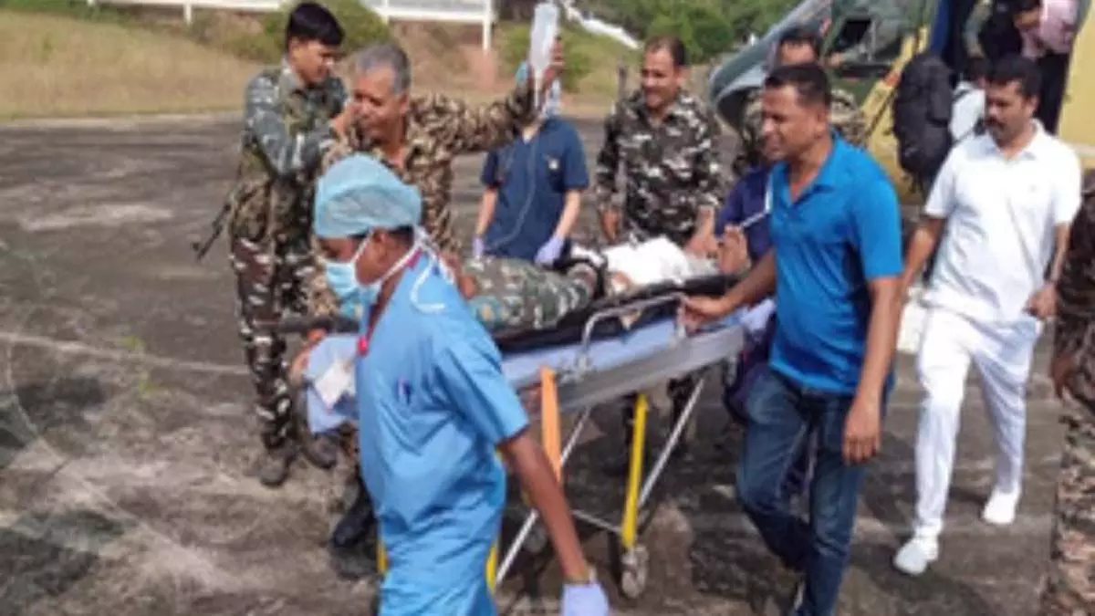 माओवादियों द्वारा किए गए आईईडी विस्फोट में घायल जवान को उपचार के लिए एयरलिफ्ट किया गया माओवादियों द्वारा किए गए आईईडी विस्फोट में घायल जवान को उपचार के लिए एयरलिफ्ट किया गया