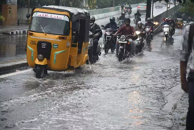 Tamil Nadu : अगले 2 घंटों तक चेन्नई समेत 19 जिलों में बारिश Tamil Nadu : अगले 2 घंटों तक चेन्नई समेत 19 जिलों में बारिश