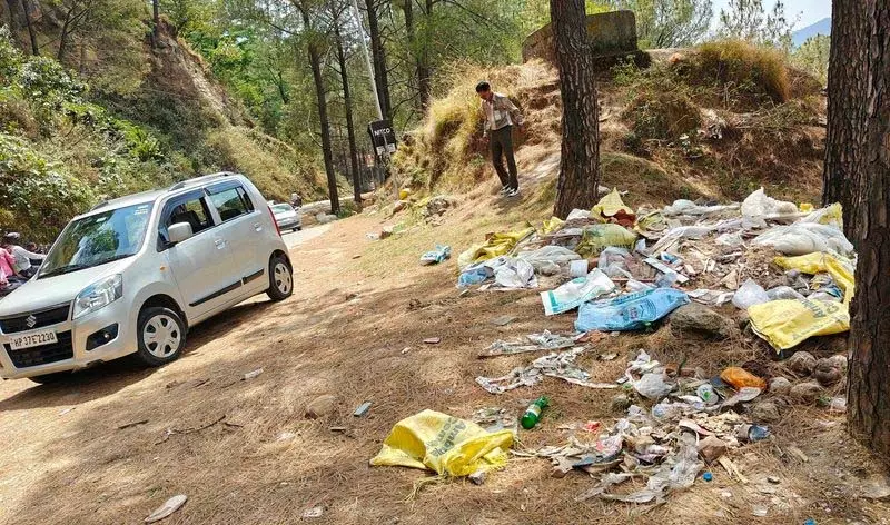 सड़कों के किनारे अनियंत्रित कूड़ा फेंकने पर HC का प्रतिबंध लागू नहीं सड़कों के किनारे अनियंत्रित कूड़ा फेंकने पर HC का प्रतिबंध लागू नहीं