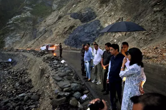 Sikkim : राजू बिस्सा ने एनएच-10 मरम्मत कार्य की समीक्षा की Sikkim : राजू बिस्सा ने एनएच-10 मरम्मत कार्य की समीक्षा की