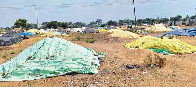 Telangana : जिधर देखो उधर अनाज के ढेर Telangana : जिधर देखो उधर अनाज के ढेर