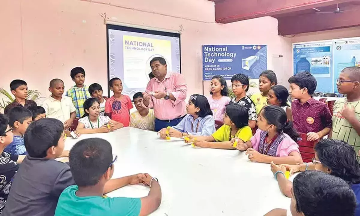 Andhra: राष्ट्रीय प्रौद्योगिकी दिवस कार्यशाला में युवाओं में जिज्ञासा जागृत हुई Andhra: राष्ट्रीय प्रौद्योगिकी दिवस कार्यशाला में युवाओं में जिज्ञासा जागृत हुई
