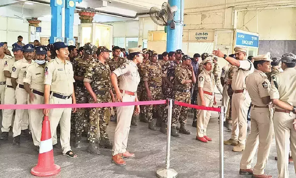 Andhra: तिरुपति रेलवे स्टेशन पर मॉक ड्रिल का आयोजन Andhra: तिरुपति रेलवे स्टेशन पर मॉक ड्रिल का आयोजन