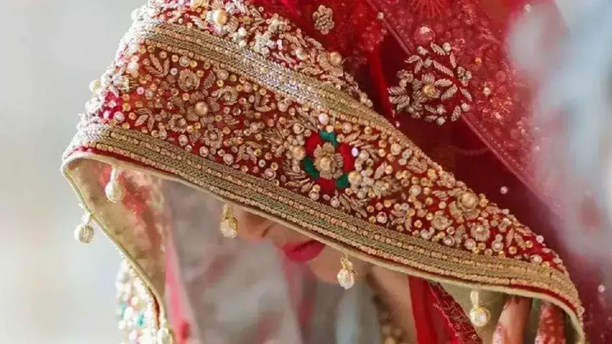 Jalaun: दूल्हे की पिटाई से मंडप में मचा हंगामा, दुल्हन पक्ष ने विदाई से किया इनकार Jalaun: दूल्हे की पिटाई से मंडप में मचा हंगामा, दुल्हन पक्ष ने विदाई से किया इनकार
