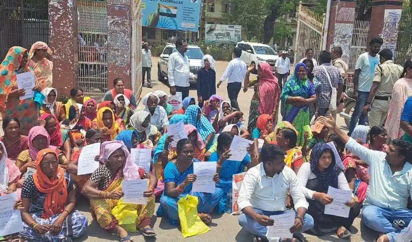 Karimnagar में दलित बंधु लाभार्थियों ने दूसरी किस्त के लिए धरना दिया Karimnagar में दलित बंधु लाभार्थियों ने दूसरी किस्त के लिए धरना दिया